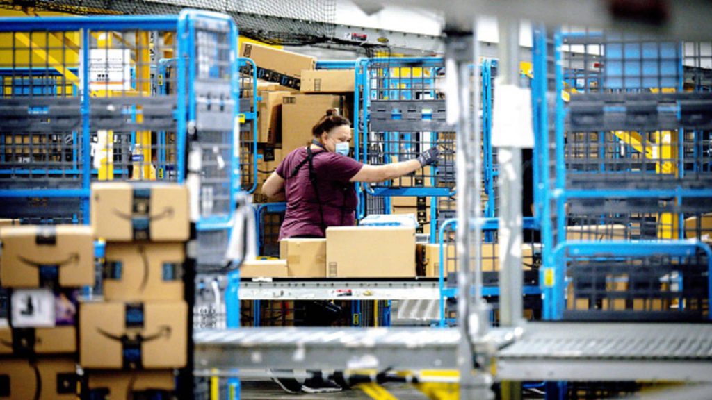 Az Amazon emeli a raktári és szállítói dolgozók fizetését