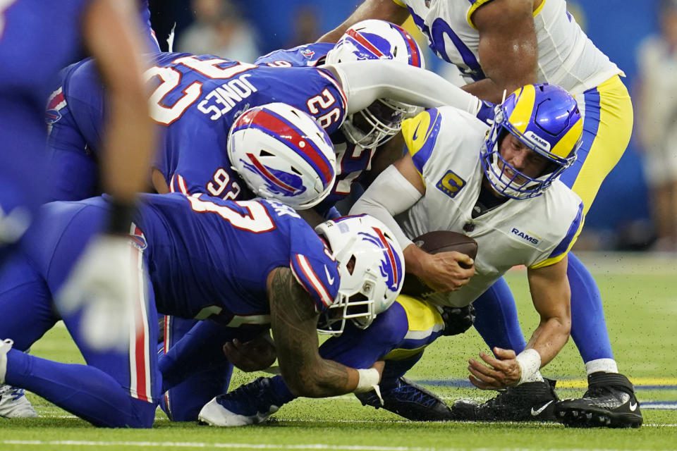 Nem volt egy szórakoztató este Matthew Staffordnak (jobbra), és a Rams vétsége a számlák ellen.  (AP Photo/Ashley Landis)