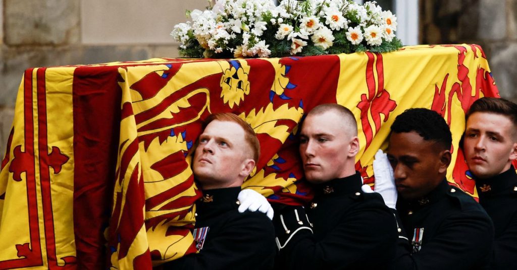 Erzsébet királynő koporsója Edinburghba érkezik, miközben gyászolók sorakoznak az utcákon