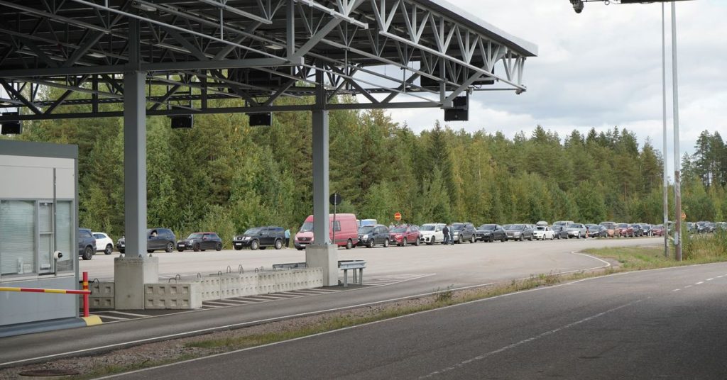 Finnország fontolgatja az oroszok betiltását a határon átnyúló forgalom növekedésével