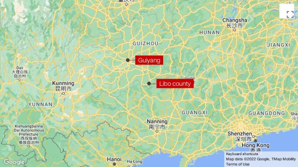 Guizhou: 27-en haltak meg és 20-an megsérültek Kínában, miután egy koronavírus-karanténbusz felborult egy völgyben.