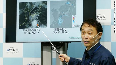 A Japán Meteorológiai Ügynökség előrejelzési részlegének igazgatója a Nanmadol tájfunról tartott sajtótájékoztatón beszél Tokióban 2022. szeptember 17-én.