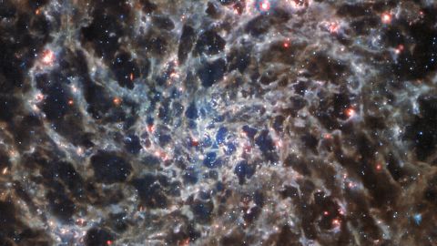 A Webb teleszkóp észlelte az IC 5332 spirálgalaxist, amely 29 millió fényévnyire található.