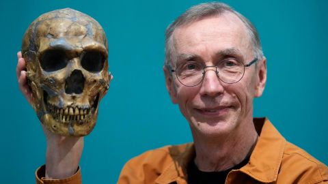 Svante Pääbo svéd tudós egy neandervölgyi csontváz másolatát mutatja be.
