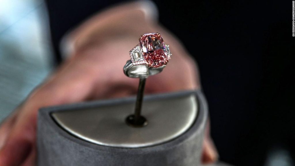 Ez a rekordméretű rózsaszín gyémántgyűrű közel 60 millió dollárért kelt el