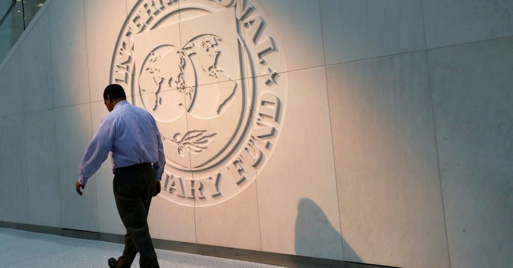Az IMF a lassuló növekedésre és a növekvő piaci kockázatokra figyelmeztet, ahogy a pénzügyi tisztviselők találkoznak