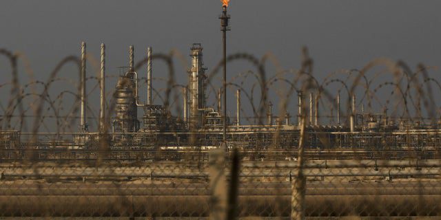Fáklya égeti a füstgázt egy Saudi Aramco olajfinomítóban Ras Tanurában és egy Ras Tanura-i üzemben, Szaúd-Arábiában.