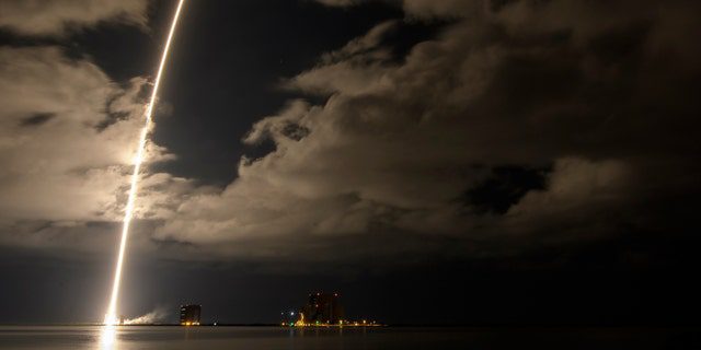 A United Launch Alliance Atlas 5 rakétája a Lucy űrszondával a fedélzetén látható ezen a 2 perc 30 másodperces expozíciós képen, amint az felszáll a 41-es Space Launch Complex-ről, 2021. október 16-án, szombaton a floridai Cape Canaveral űrállomáson. 