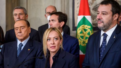 Silvio Berlusconi (balra) és Matteo Salvini (jobbra) várhatóan Meloni kormányának tagja lesz, amely a modern történelem egyik legszélsőjobboldali kormánya lesz. 