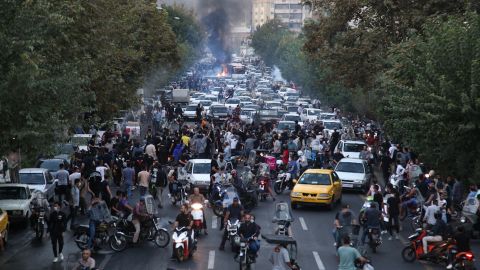 Az AFP által 2022. szeptember 21-én Iránon kívül szerzett fényképen iráni tüntetők láthatók Teherán utcáin Lamhasa Amini tiltakozása közben, napokkal a rendőrség őrizetbe vett halála után.