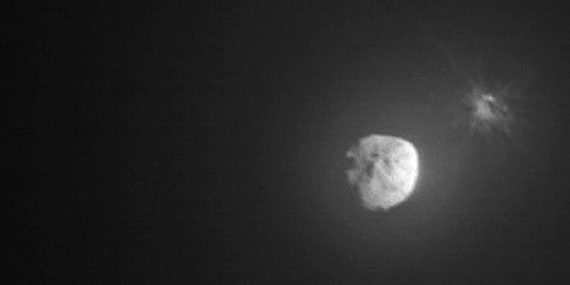 A NASA által készített képen törmelék kilökődik a Demorphos aszteroidáról, igaz, néhány perccel a NASA Dual Asteroid Redirection Test (DART) küldetésének 2022. szeptember 26-i szándékos ütközése után, amelyet a közeli olasz űrügynökség, a LICIACube rögzített.  2022. október 5-én, kedden a NASA közölte, hogy az űrszonda sikeresen megváltoztatta pályáját. 