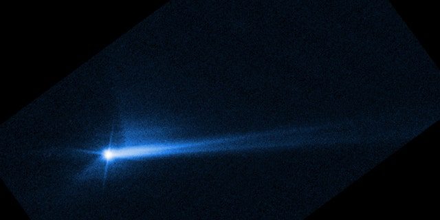 A NASA Hubble Űrteleszkópjának 2022. október 8-án készült felvételei a Demorphos felszínéről felrobbanó törmeléket mutatnak be 285 órával azután, hogy az aszteroida szándékosan ütközött a NASA Dart űrszondájával szeptember 26-án. 