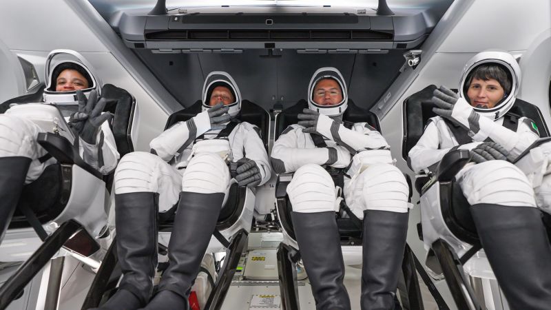 A NASA űrhajósai az űrállomásról a SpaceX kapszulán térnek vissza az időjárás miatt