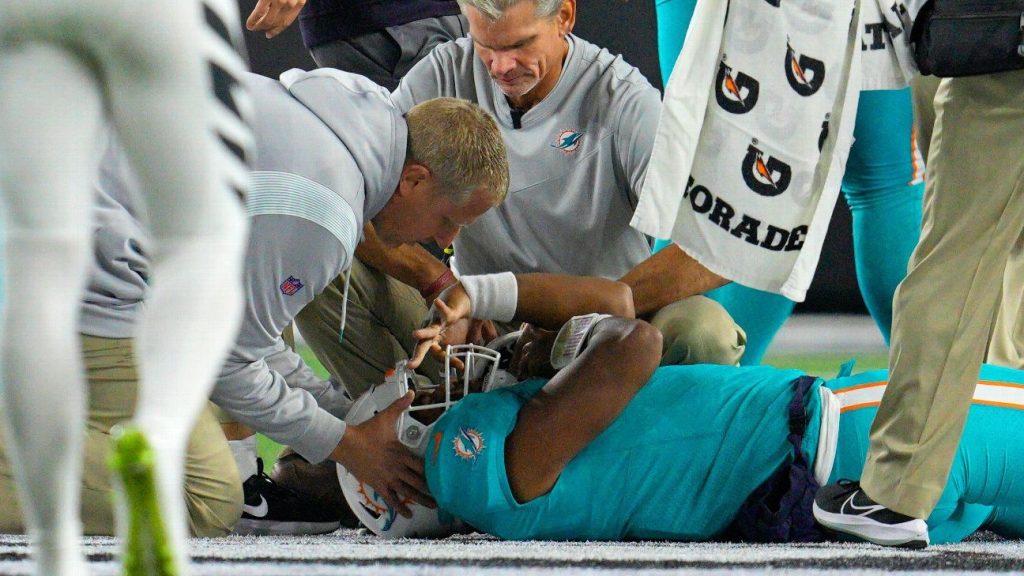 A forrás szerint a Miami Dolphinst értékelő, független neurotrauma-tanácsadó „több hiba” miatt kirúgta QB Tua Tagovailoát.