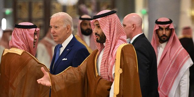 Biden elnök és Mohammed bin Szalman szaúdi koronaherceg fotózni érkezik a dzsiddai Biztonsági és Fejlesztési Csúcstalálkozón (GCC+3) a Vörös-tenger partján fekvő Dzsiddah egyik szállodájába, Szaúd-Arábiában 2022. július 16-án.