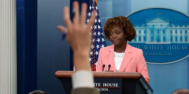 Karen Jean-Pierre, a Fehér Ház sajtótitkára a napi eligazítás során a Fehér Ház Brady sajtótájékoztatóján 2022. szeptember 28-án Washingtonban beszél az újságírókkal.