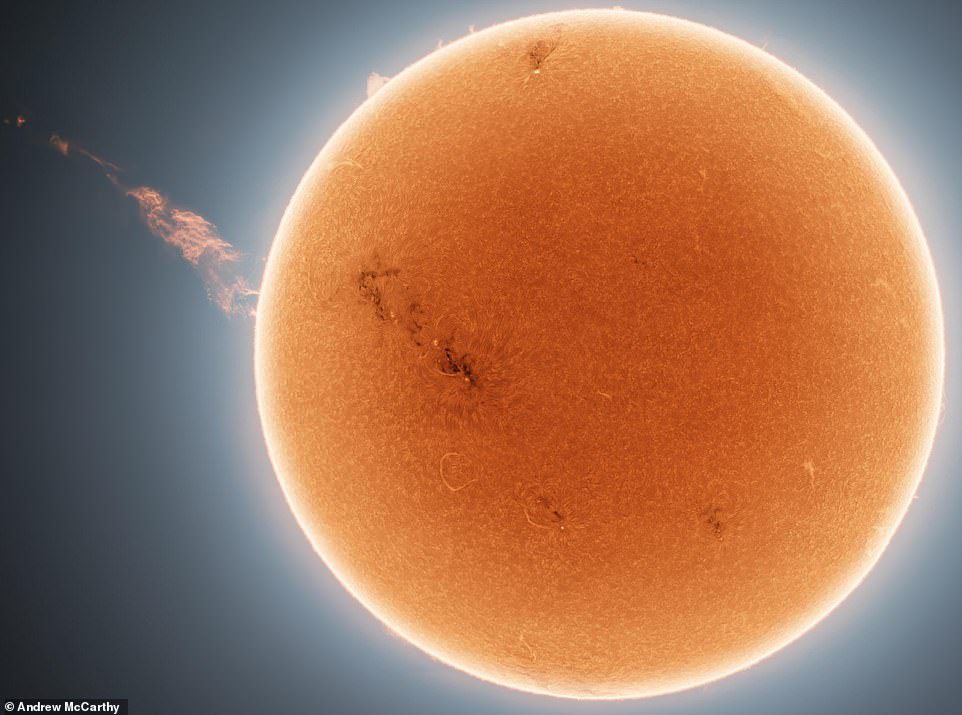 Andrew McCarthy megörökített egy hatalmas csóvát, amely a Napból emelkedik fel.  A plazmafolyam körülbelül egymillió mérföldre nyúlt el.  Az esemény egy kisebb napvihar idején történt
