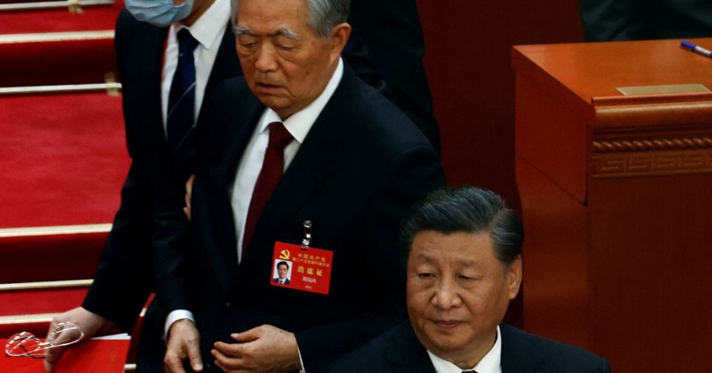 Hu Jintao volt kínai elnököt kikísérik a pártkonferenciáról