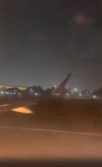 A gép felszáll a delhi repülőtéren, mielőtt kigyulladna.