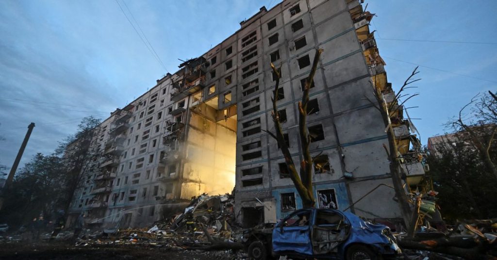 Ukrán tisztviselők szerint 13 ember meghalt és tucatnyian megsebesültek Zaporizzsja városa elleni rakétatámadásban.