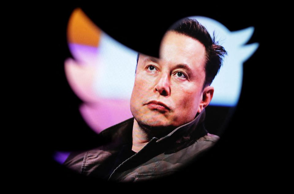 Elon Musk képe a Twitter logón keresztül látható ezen az illusztráción, 2022. október 28-án. REUTERS/Dado Ruvic/Illustration