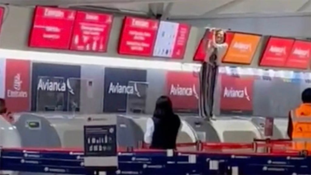 Dühroham egy utazótól: Egy nő egy videón látható, amint megtámad egy légitársaság bejelentkező ügynökét a mexikóvárosi repülőtéren