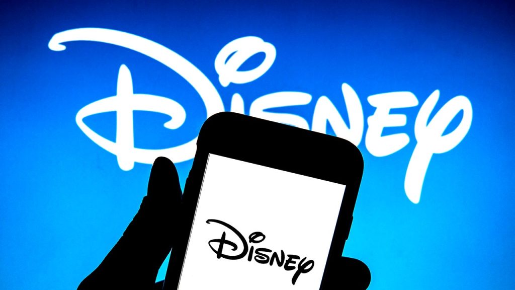 A Disney bejelenti a közelgő elbocsátásokat, és a költségek csökkentése érdekében alkalmazottak befagyasztását Bob Chapek vezérigazgató belső feljegyzésében: jelentés