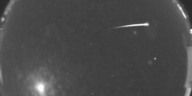November 17-én, délelőtt 1 óra 45 perckor (GMT) a NASA All Sky kamerája az Új-Mexikói Állami Egyetemen rögzítette ezt a képet az égen csíkozó Leonid meteorokról.