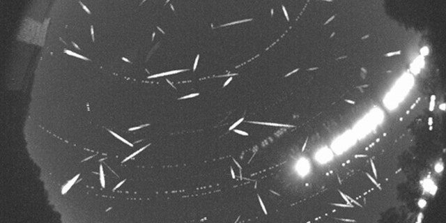 Több mint 100 meteort rögzítettek ezen az összetett képen, amely a 2014-es Geminid meteorraj csúcsán készült. 