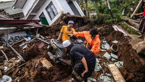 A 2022. november 22-én Cianjurban történt 5,6-es erősségű földrengés után a falu lakói tárgyakat mentenek ki a sérült házakból. 