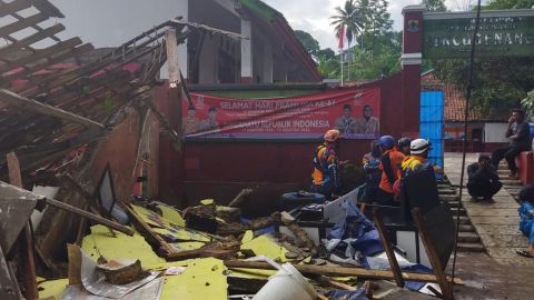 A munkások egy földrengés által megrongált iskolát vizsgálnak meg a nyugat-jávai Cianjurban.