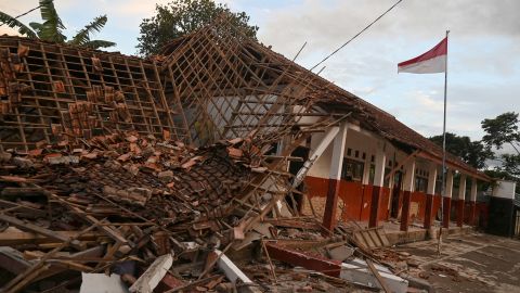 A Cianjur Iskola épülete a földrengés következtében összeomlott.