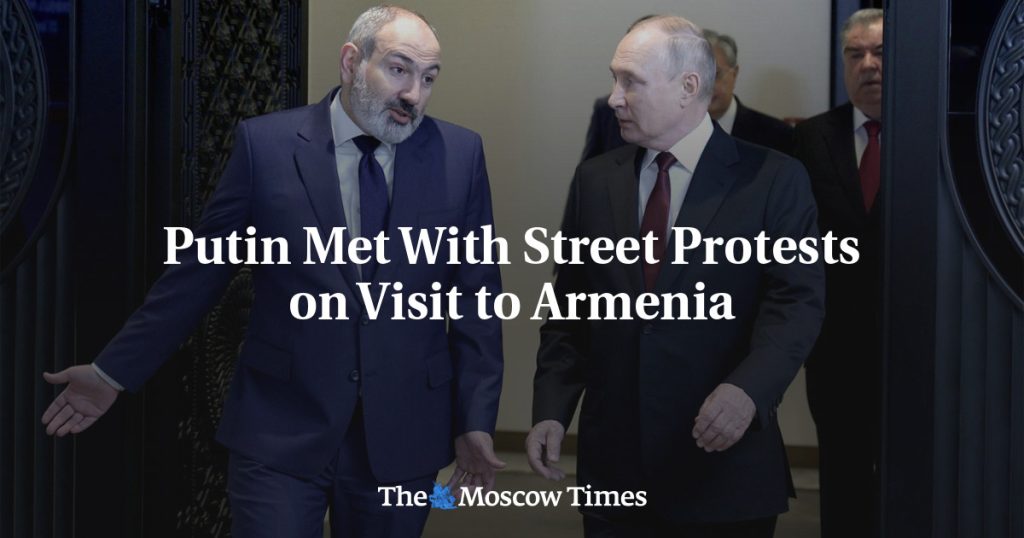 Putyin örményországi látogatása során utcai tiltakozásokkal találkozott