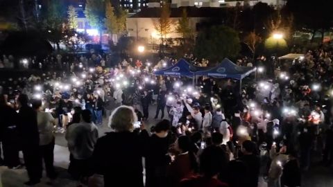 A nankingi Kínai Kommunikációs Egyetem hallgatói szombat este virrasztásra gyűltek össze, hogy gyászolják a hszincsiangi tűzvész áldozatait.