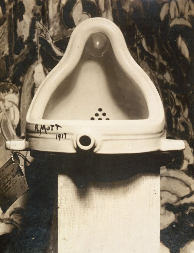 Marcel Duchamp "la fontaine," Alfred Stieglitz ábrázolta a 291 Művészeti Galériában az 1917-es Független Művészek Társasága kiállítása után.