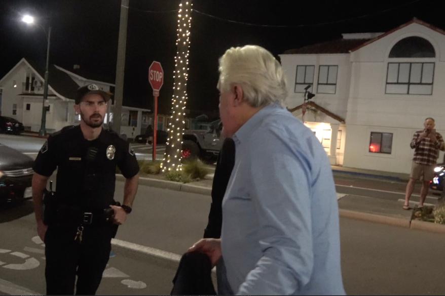 Jay Leno képe kaliforniai rendőrökkel beszélget.