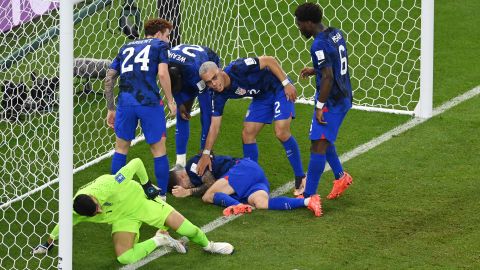 Christian Pulisic megkörnyékezte csapattársait, miután gólját követően sérülést szenvedett.