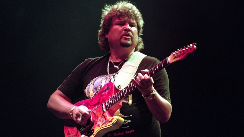 73 éves korában elhunyt Jeff Cook gitáros és az alabamai banda társalapítója.
