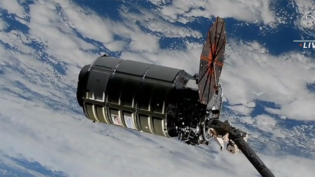 A Cygnus űrszonda egyetlen működő napelemsorral érkezik a Nemzetközi Űrállomásra