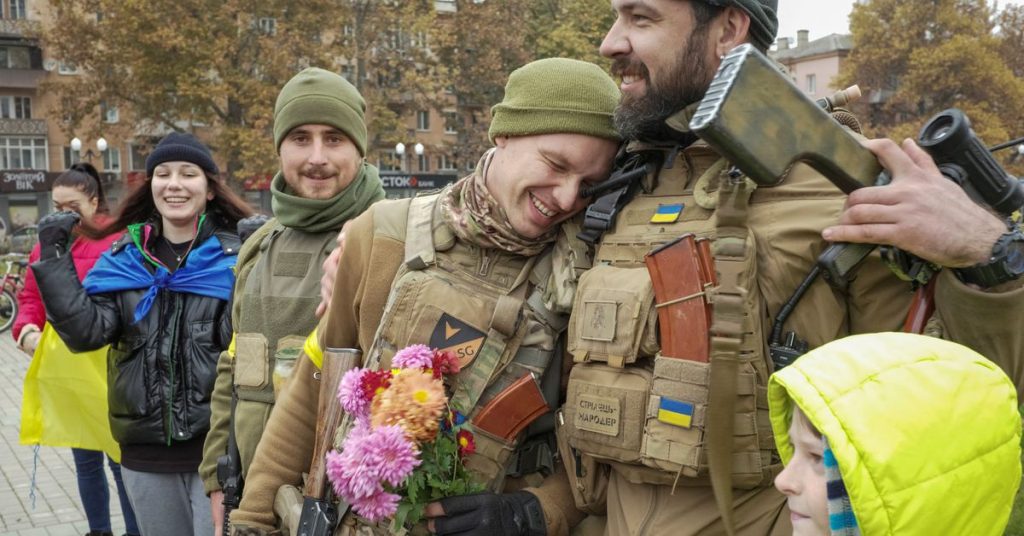 Az ukrán erők virágot kaptak Herszonban az oroszok kivonulása után