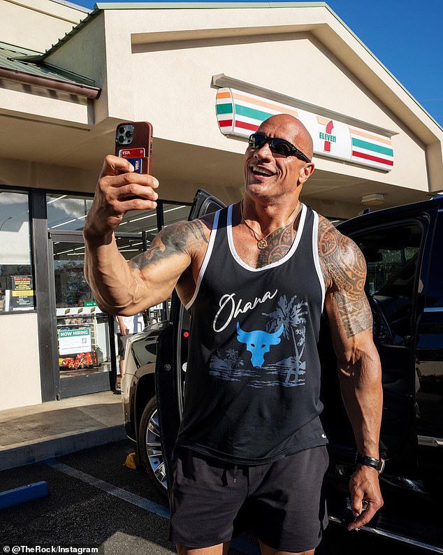 A LEGÚJABB: Dwayne Johnson (50) hétfőn az Instagramon dokumentálta a hawaii 7-Eleven üzletben tett látogatását, ahol tinédzserként boltot lopott – ezúttal a Snickers bolti készletét vásárolta meg, miközben a meghökkent és megdöbbent vásárlók lapjait szedegette.