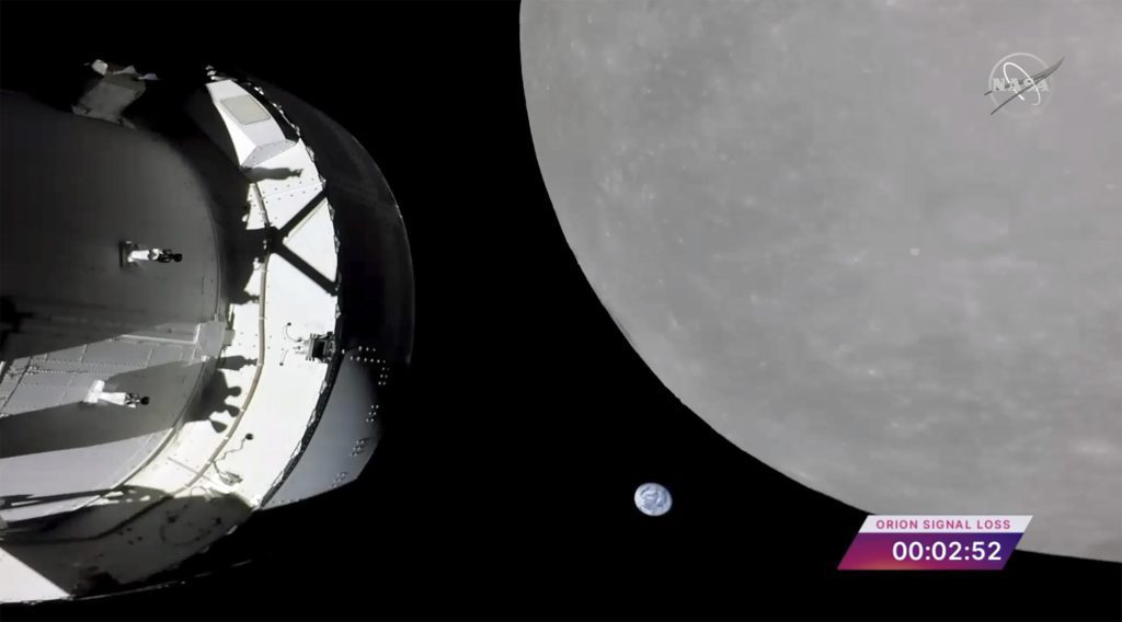Egy NASA-kapszula repül a Hold felett, az utolsó nagy lépés a Hold körüli pályája előtt