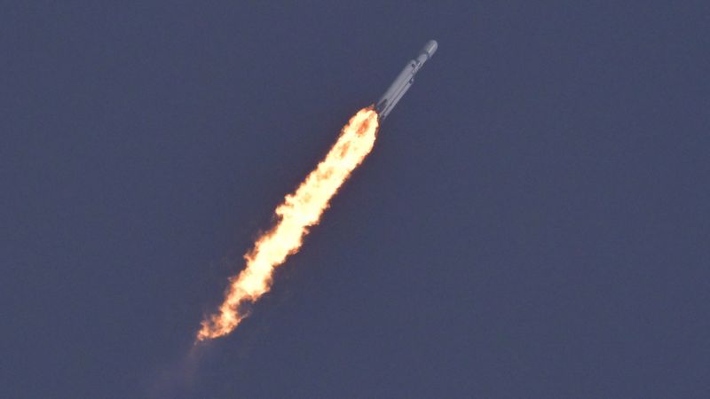 Fellövés a Falcon Heavy, a világ legerősebb rakétája a SpaceX-től