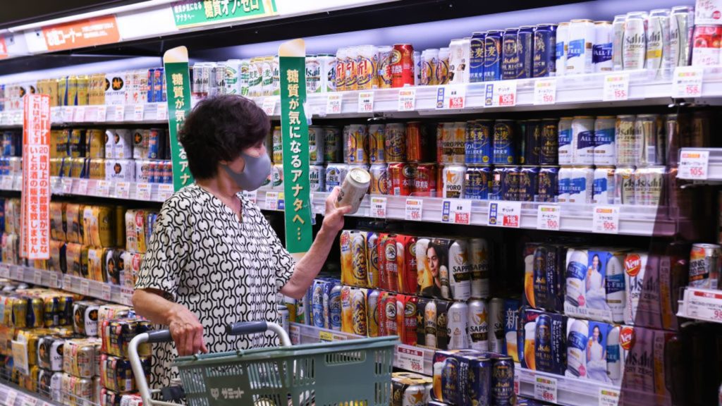 Japán 40 éves csúcson tartja a maginflációt, mivel az ázsiai-csendes-óceáni térség részvényei emelkednek