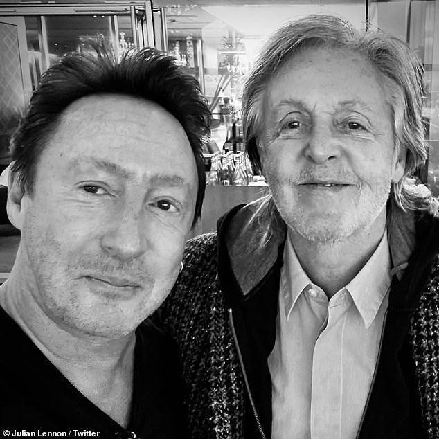Mesés!  John Lennon fia, Julian (balra) szombaton a Twitteren jelentkezett, miután a repülőtér társalgójában beleütközött néhai apja beatle-társába, Sir Paul McCartney-be (jobbra).