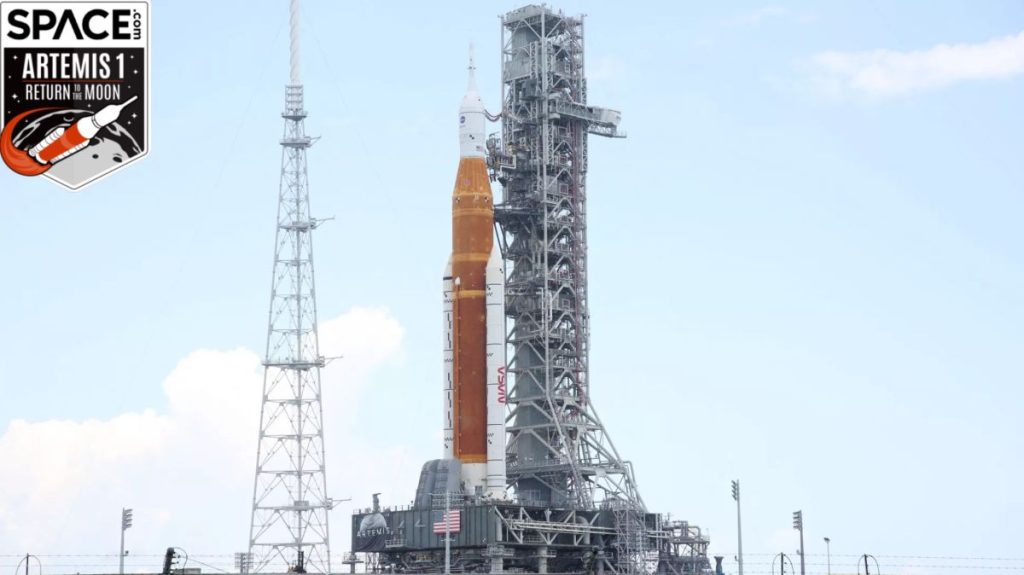 Nézze meg a NASA Roll Artemis 1 rakétáját az indítóálláson pénteken kora