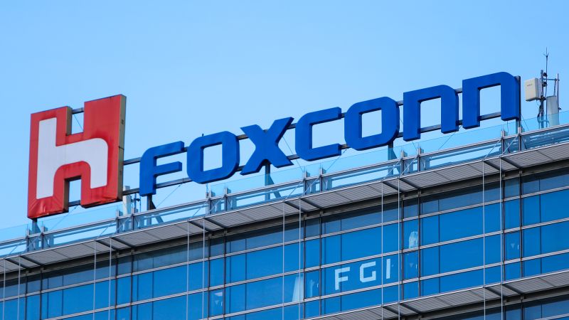 ZHENGZHOU, Kína: A Foxconn gyárában tiltakozók összecsaptak a rendőrséggel, videók jelentek meg