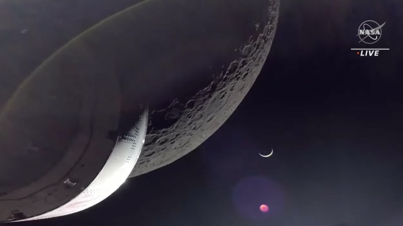 A NASA Orion kapszula elrepül a Hold mellett