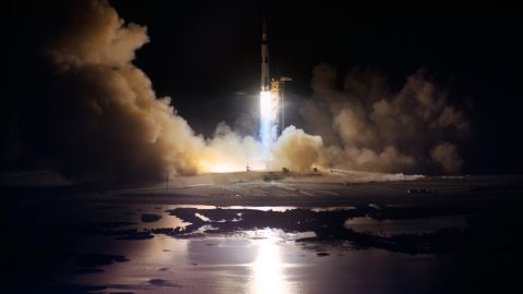 A 363 láb magas Saturn V rakétát a floridai Kennedy Űrközpontban mutatják be, 1972. december 7-én délelőtt 12:33-kor ET. Az Apollo 17 volt az utolsó Holdraszállási küldetés a NASA Apollo programjában. 