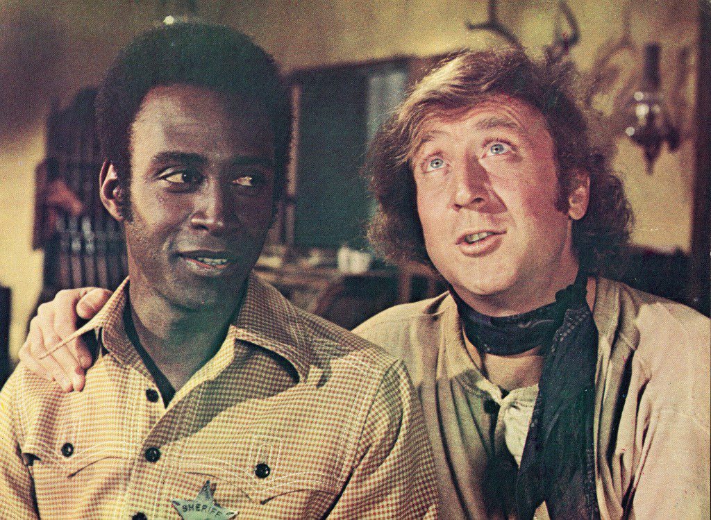 Gene Wilder (jobbra) átkarolja Cleavon Little vállát a film állóképében, "lángoló nyergek," Rendező: Mel Brooks, 1974.